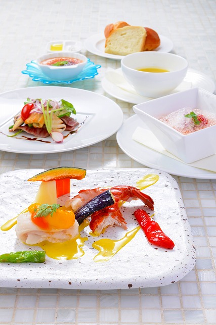 季節の鮮魚とオマールエビのポワレ